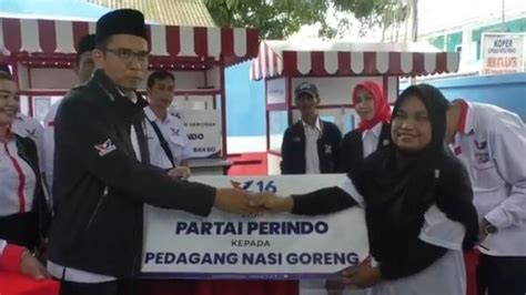 Peduli Umkm Di Karawang Partai Perindo Bagikan Gerobak Gratis