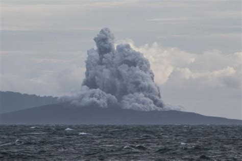 Indonesia S Anak Krakatau Volcano Shrinks After Eruption Volcano