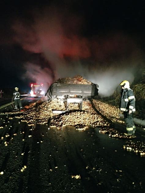 Carreta Que Transportava Cebola Pega Fogo Pr Ximo A S O Jos Dos