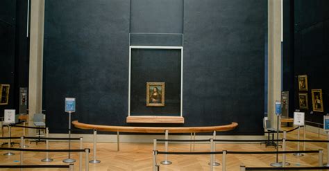 At the Louvre, Mona Lisa Is Alone, but Still Smiling - The New York Times