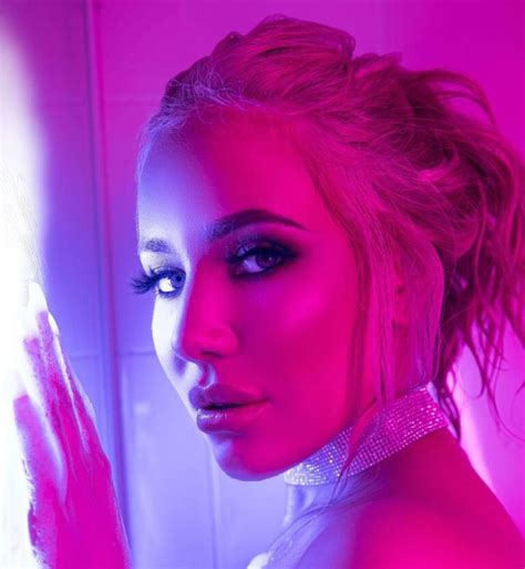 savannah bond net worth age bio height facts boyfriend
