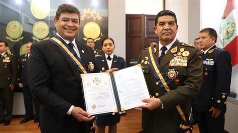 Jefe del Comando Conjunto es condecorado por la Asociación de