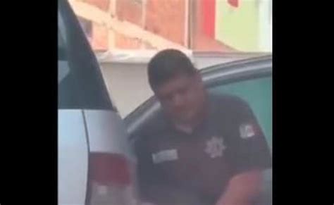 Lo más viral Video Captan a policía orinando en plena vía pública y