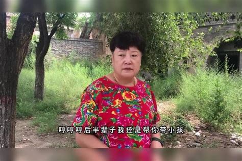 婆媳俩下地干活，婆婆不想干结果两人大吵一架，对话过程太逗了