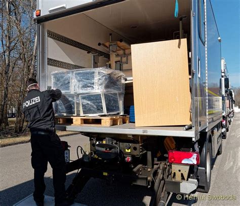 Herrmann schickt 13 Lkw auf Reise Bayerische Polizei übergibt EDV