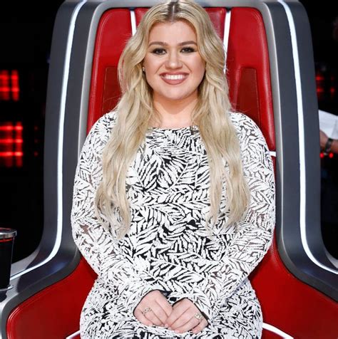 Here's What Kelly Clarkson Does During 'The Voice' Commercial Breaks