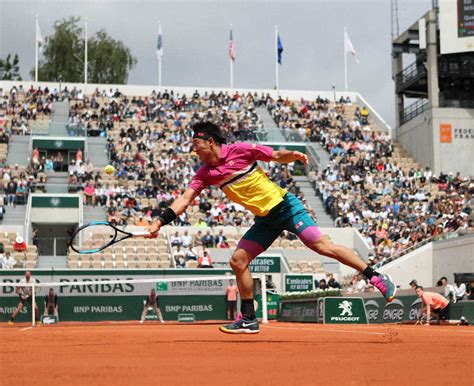 全仏オープン男子シングルス1回戦 第2セット、懸命にボールを追う錦織（撮影・小海途 良幹） ― スポニチ Sponichi Annex スポーツ