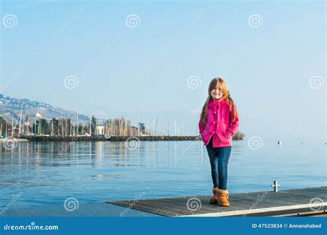 Verticale Extérieure D une Petite Fille Mignonne Photo stock Image du