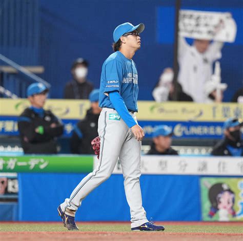 【日本ハム】6回痛恨のw失策で失点 けん制が悪送球となり、カバーも後逸 プロ野球写真ニュース 日刊スポーツ