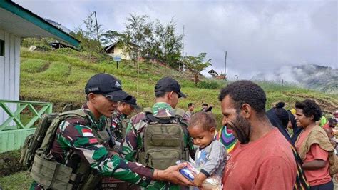 Satgas Yonif Qy Brimob Di Papua Bagi Makanan Sehat Untuk Warga