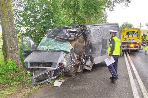 Tragiczne popołudnie na drodze Kierowca zginął po uderzeniu busem w drzewo