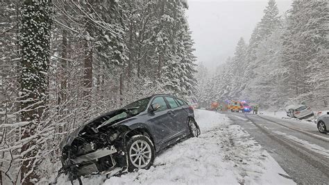 Schneizlreuth Unfall Auf B Drei Beteiligte Autos Und F Nf Verletzte