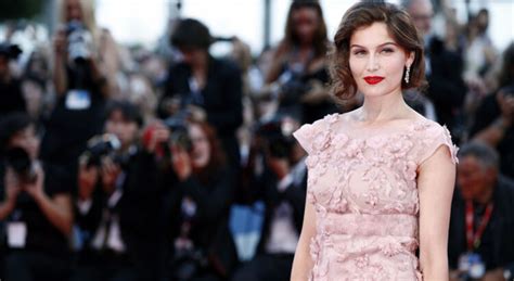 Laetitia Casta 43 Ans Libre Et Sexy Pose Dans Une Robe Fendue Qui