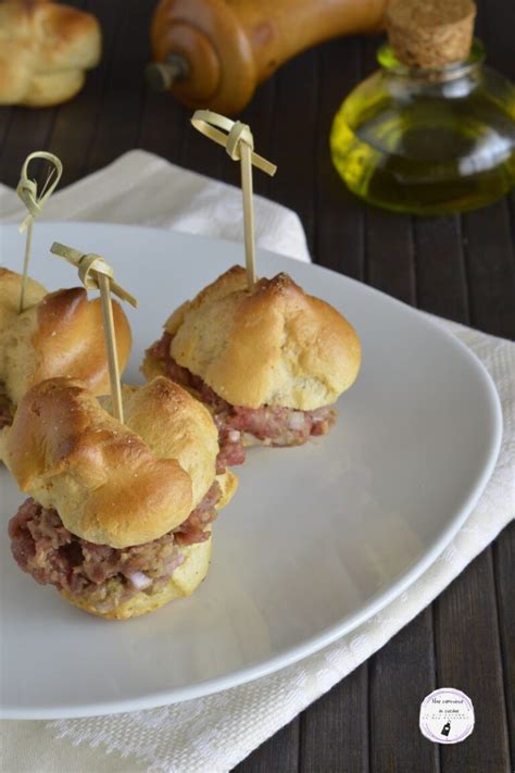 Bignè con tartare di manzo Una cameriera in cucina