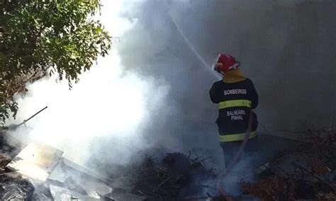 Fogo em lixo quase provoca incêndio em residência no Balneário Pinhal