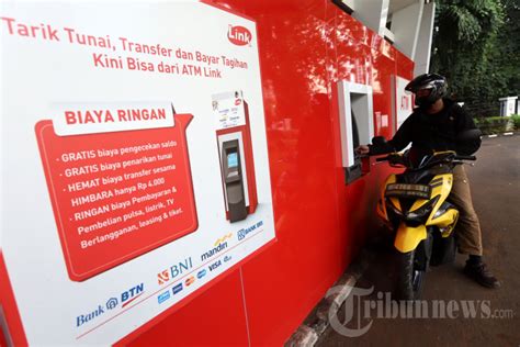 Ilustrasi Tarik Tunai Dan Cek Saldo Di Atm Link Kena Biaya Foto