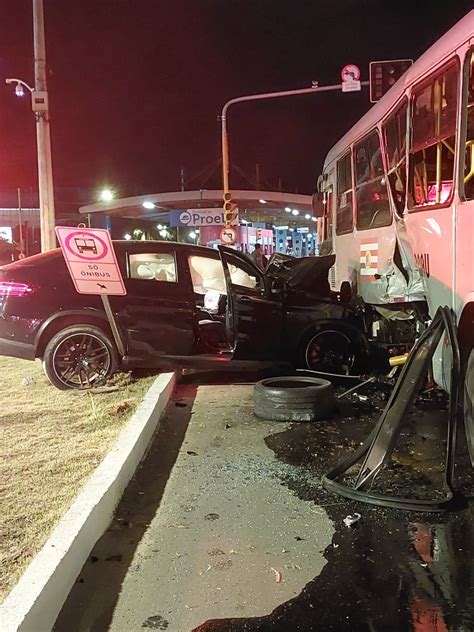 Nove Pessoas Ficam Feridas Durante Colis O Entre Nibus E Carro De Luxo