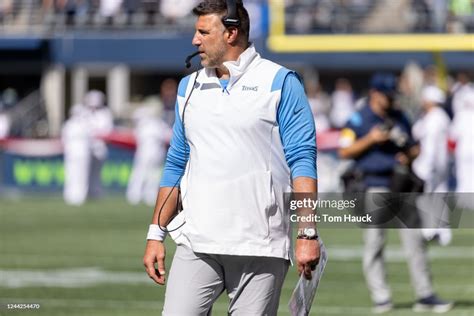 Tennessee Titans head coach Mike Vrabel walks on the sidelines during ...