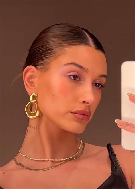 Hailey Bieber Tiktok En 2022 Peinado Rodete Peinados Recogidos