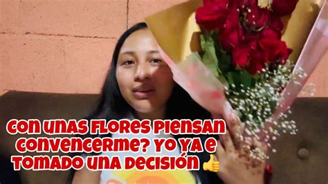 Que Le Regale Las Flores A Su Noviecita Que Piensa Que Con Los Brazos