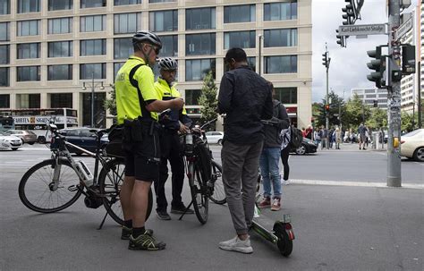 Unbekannte Greifen Jungen Mann An