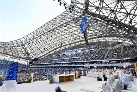 El Papa Celebra Una Misa Ante Personas En Marsella Con La