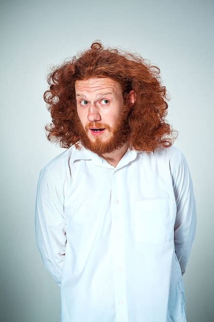 Retrato de hombre joven con pelo largo rojo y con expresión facial