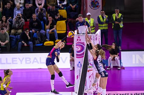 Volley A Femminile La Reale Mutua Fenera Chieri Patisce Le Fatiche Di