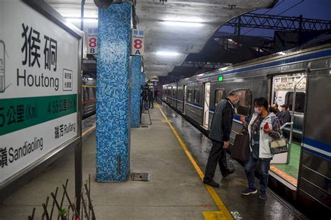 台鐵瑞芳－猴硐路段經過多日搶修，14日清晨恢復單線雙向通車，有民眾拿出車票準備從猴硐車站搭車。 新聞 Rti 中央廣播電臺