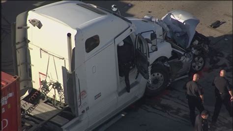 One Dead After Wreck Involving Big Rig On Highway 225 Abc13 Houston