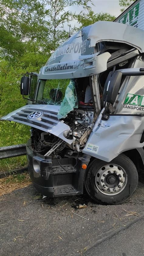 Motorista Fica Ferido Em Acidente Entre Duas Carretas Na Br Em