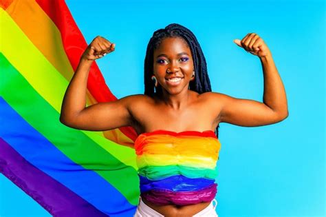 Mujer Afro Sosteniendo La Bandera Del Orgullo Lgbt En El Fondo Azul Del