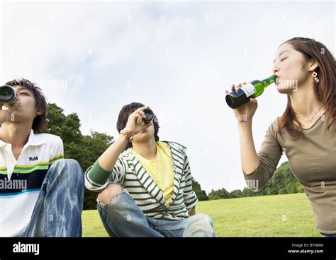 Young people drinking beer Stock Photo - Alamy