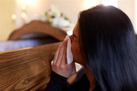 La Gente Y El Concepto De Luto Mujer Llorando Con Ata D En El Funeral