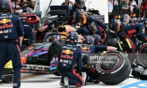 181 F1 Pit Crew Working On F1 Car Stock Photos, High-Res Pictures, and ...