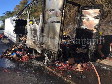 Se incendia tráiler cargado de fresas sobre la Autopista Tepic Mazatlán