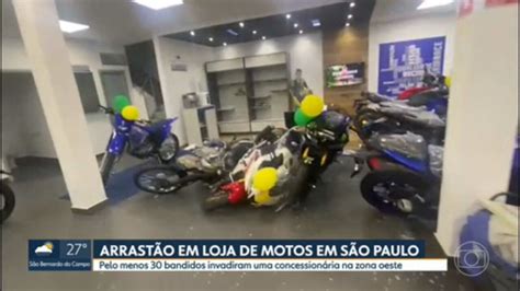 Vídeo Bandidos fazem arrastão em loja de motos na zona oeste de São