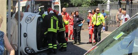 Seregno Innesca Incidente E Rimane Intrappolata Nellauto Multa In