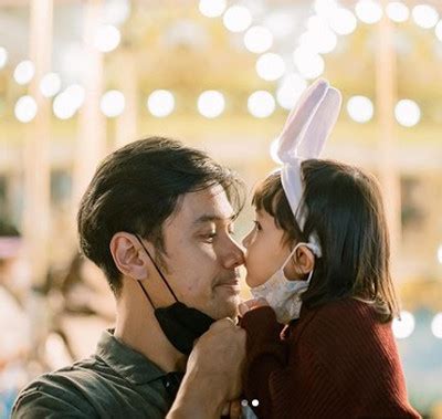 Hari Ayah Nasional Inilah 7 Hot Daddy Yang Kegantengannya Bertambah Saat Momong Anak Halaman