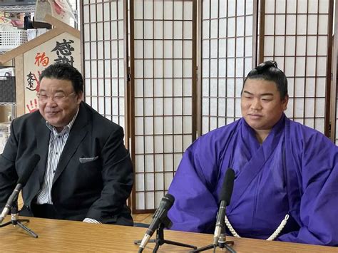 新入幕を果たし、会見を行った平戸海（右）と師匠の境川親方（日本相撲協会提供） ― スポニチ Sponichi Annex スポーツ