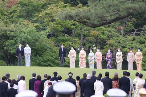 【画像・写真7枚目】雅子さま 着物を濡らしながら後列の招待客にも令和初の園遊会で光った“神接遇” 女性自身