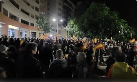 En Torno A Medio Millar De Personas Se Concentraban Este Jueves Frente