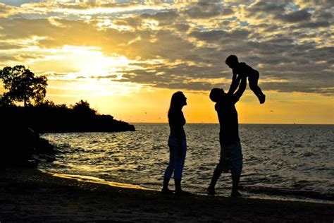 Family photos, sunset, beach, Silhouette | Beach photos, Photo, Family photoshoot