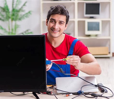 El Ingeniero De Reparaci N Profesional Reparando Un Televisor Roto El