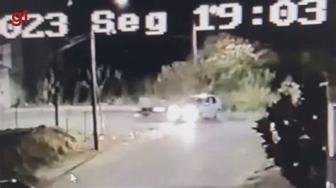 VÍDEO Motociclista voa após bater em carro e sobrevive em Bom