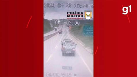 V Deo Motorista Tenta Desviar Mas Provoca Engavetamento Na Mg Em