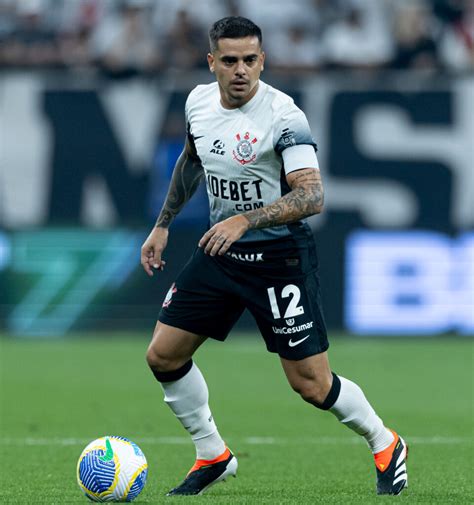 Corinthians Negocia Renova O Contratual Do Lateral Direito Fagner