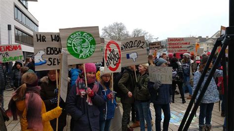 Fridays for Future Hunderte Schüler demonstrieren vor dem Rathaus