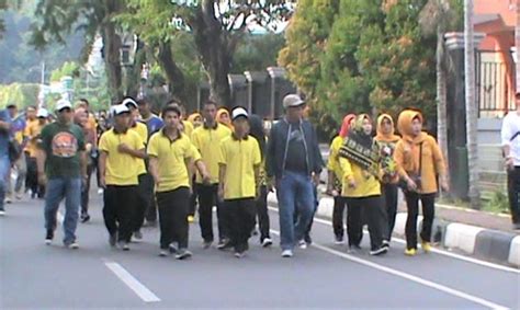 Paman Birin Jalan Sehat Bersama Ratusan Penyadang Disabilitas