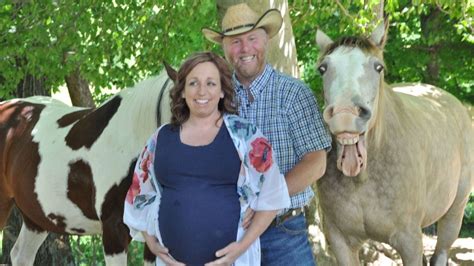 Horse photobombs maternity shoot with hilarious smile: 'Always into ...